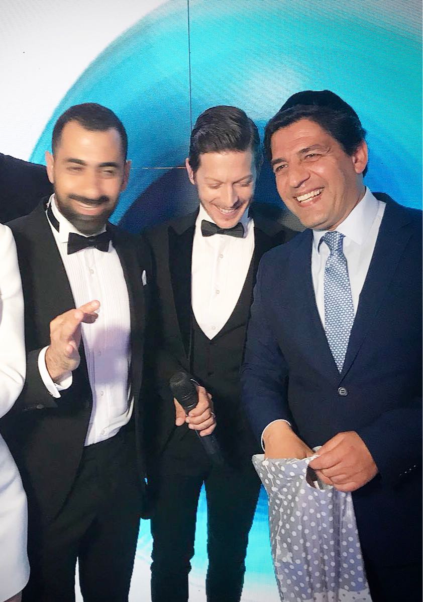 צפו: רב הסלבס קובע מזוזה בבית 'האח הגדול'