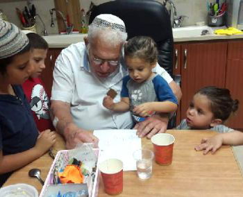 ברוך והתאומים לצד נכדיו. קשר רצוף