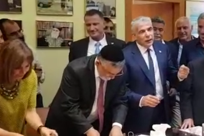 מפתיע: בישיבת סיעת ש"ס - לפיד וחבריו • צפו