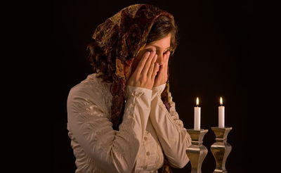 הדלקת נרות שבת. תמונה שעוברת מסך בניו מדיה של "משפחה", אבל לא בפרינט