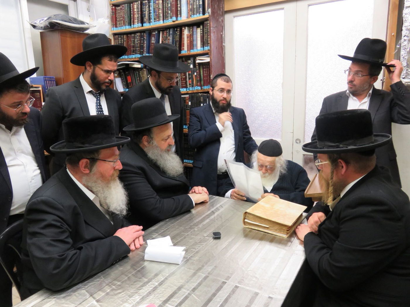 מרן מעיין אמש במכתב ההוראה, טרם חתימתו עליו