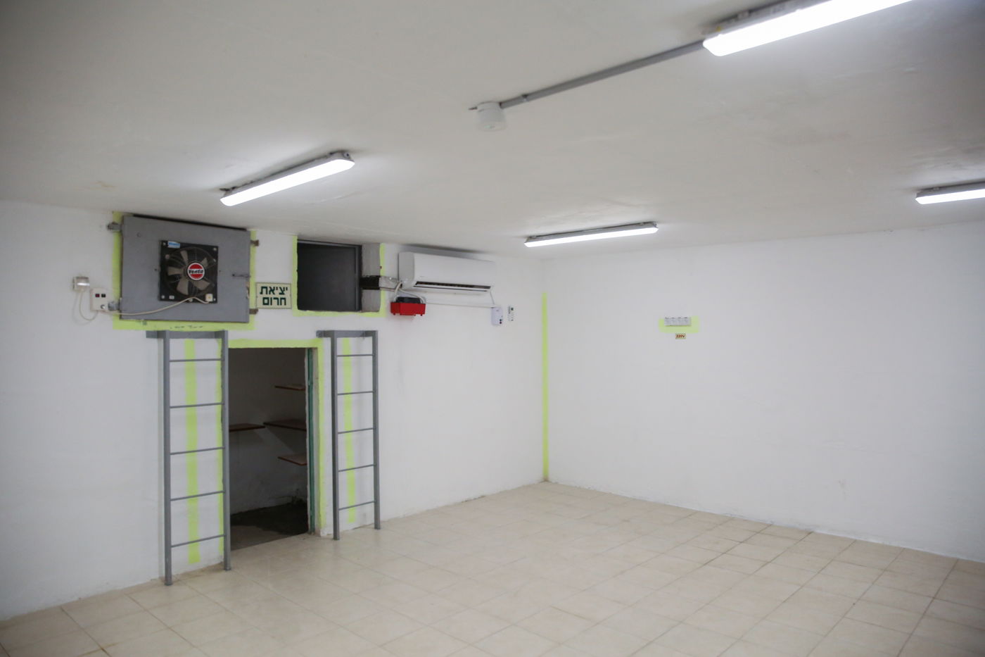 תיעוד: החרדים בצפת מכינים את המקלטים