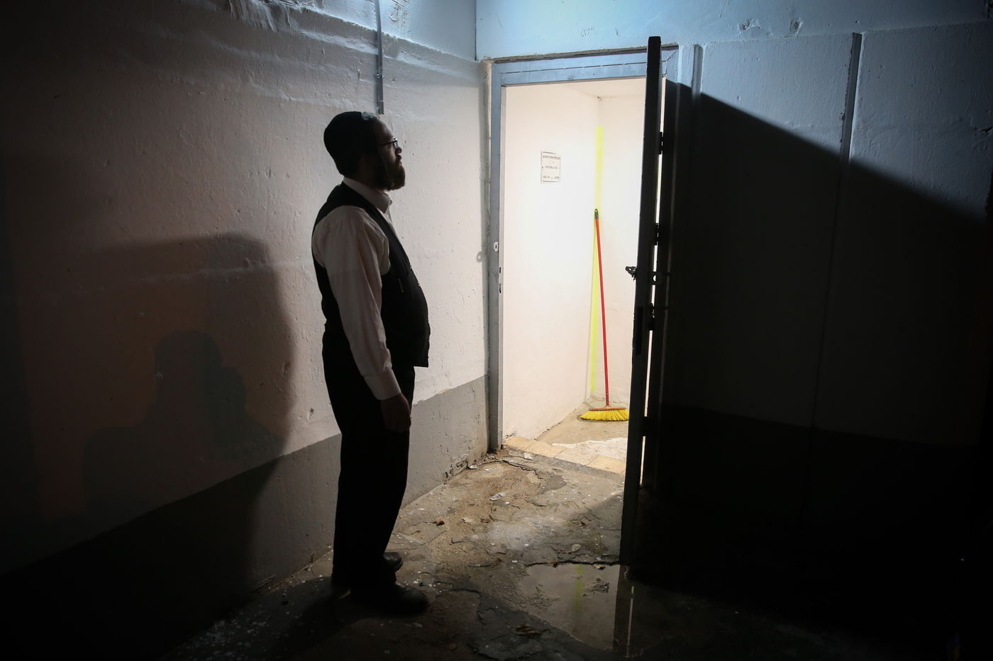 תיעוד: החרדים בצפת מכינים את המקלטים