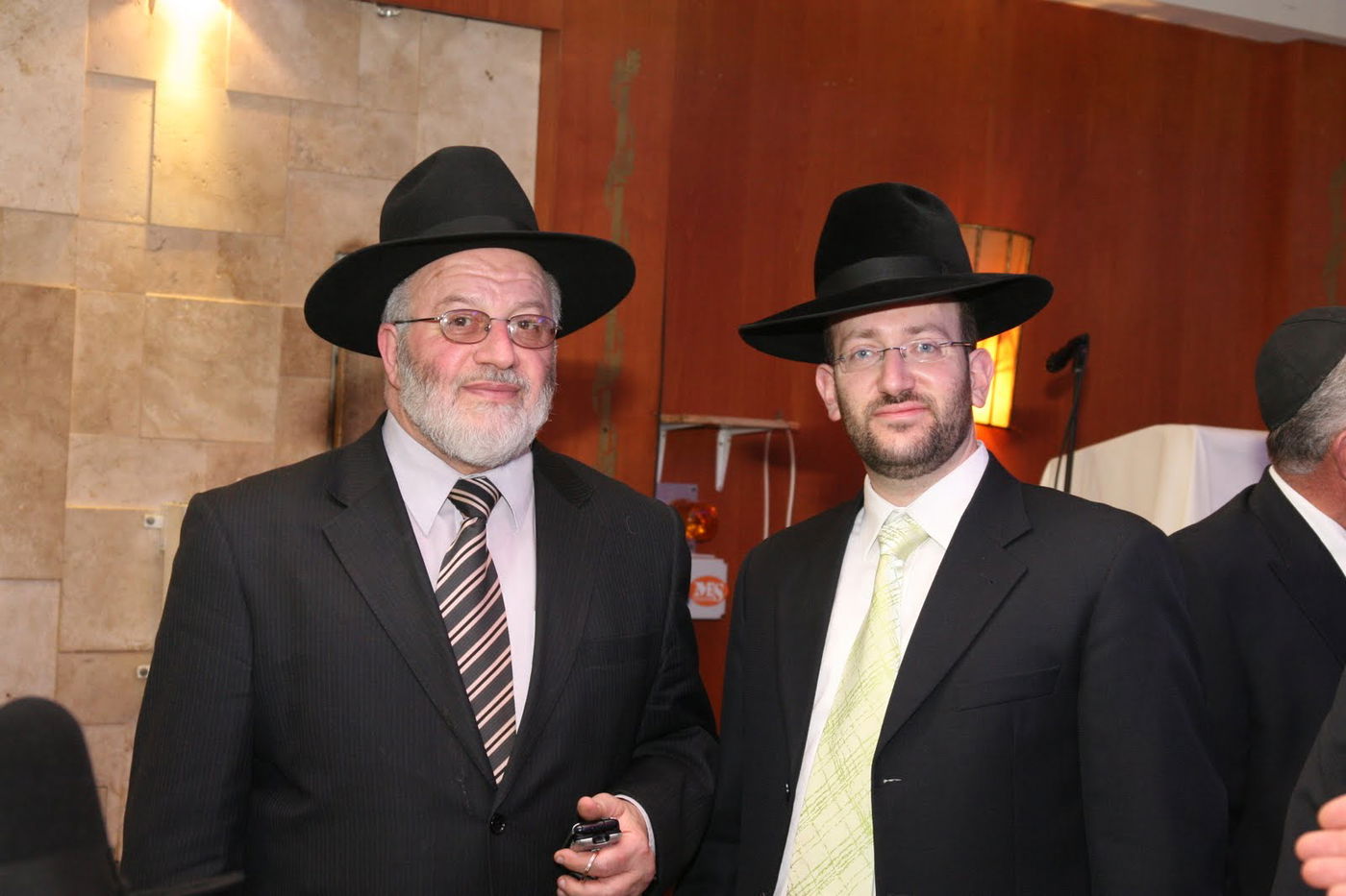 עו"ד חגי גרוס והרב פוגל, יו"ר הקמפוסים החרדיים בקרית אונו