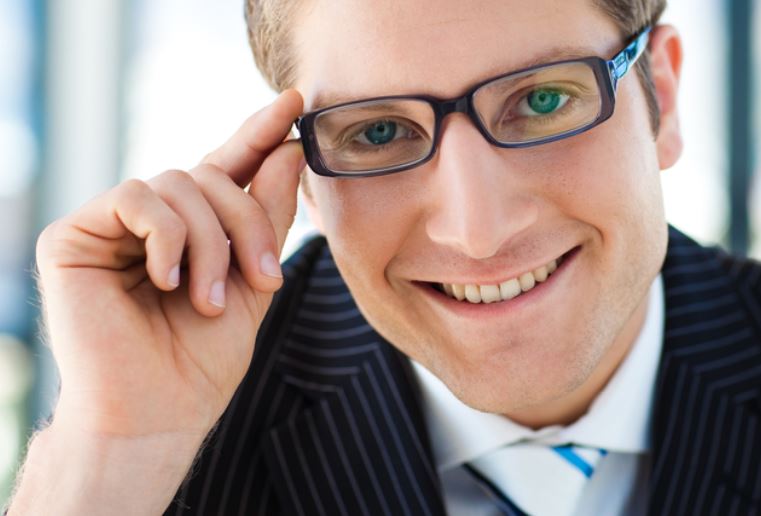 פוקחים עיניים. אילוסטרציה