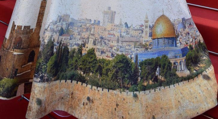 השרה מירי רגב מוכרת את 'שמלת ירושלים'