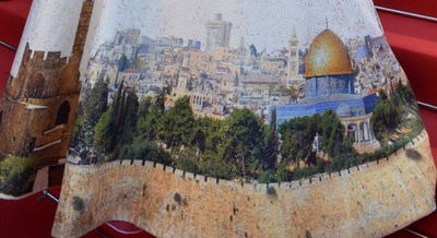 השרה מירי רגב מוכרת את 'שמלת ירושלים'