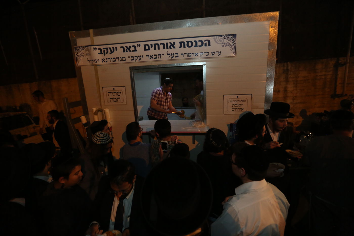 אלפים בכניסה גדולה לקבר יוסף  בשכם •צפו