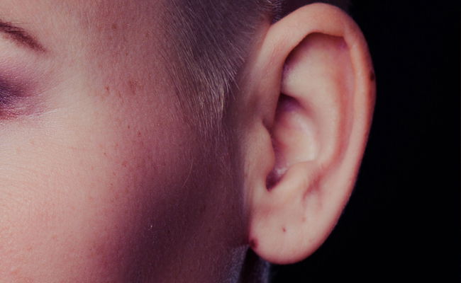 האוזן הוצמחה על הזרוע. אילוסטרציה