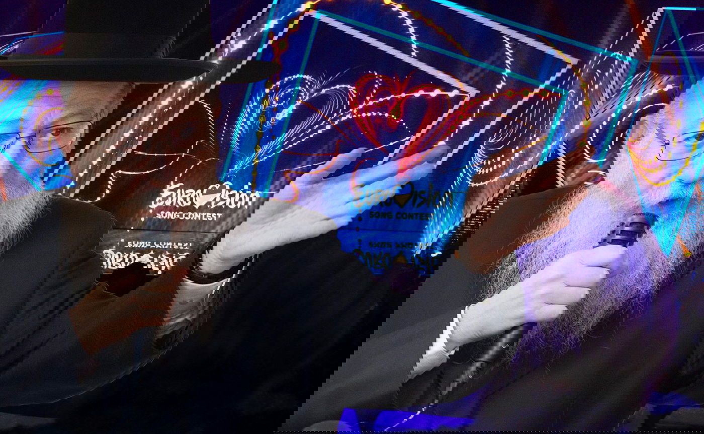 סגן השר ליצמן לצד במת האירוויזיון