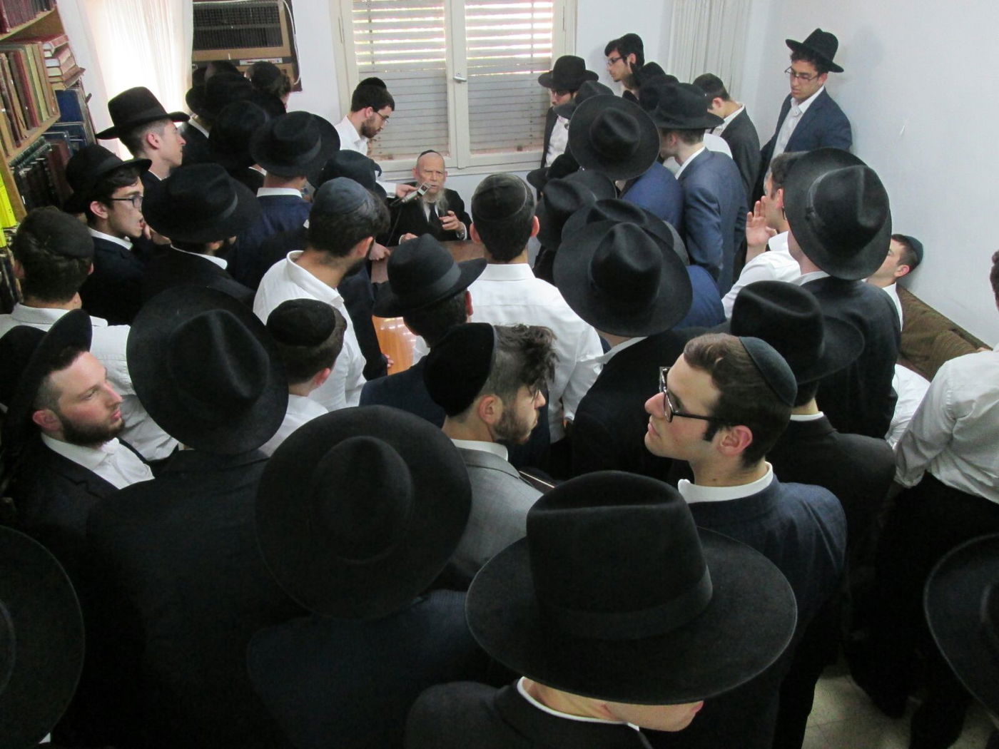 התלמידים אצל ראש הישיבה