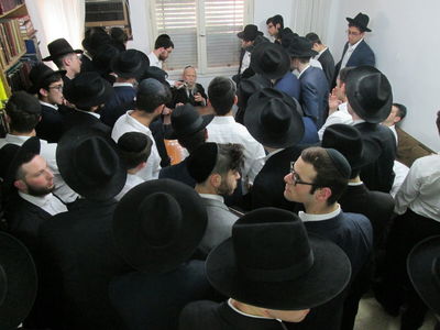 התלמידים אצל ראש הישיבה