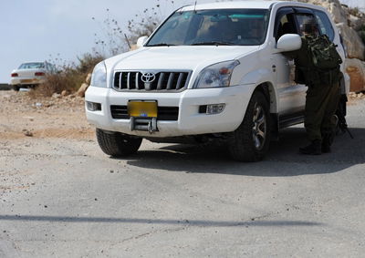 בדהרה לדירת המסתור. רכב חילוץ של יד לאחים ליד מחסום צבאי