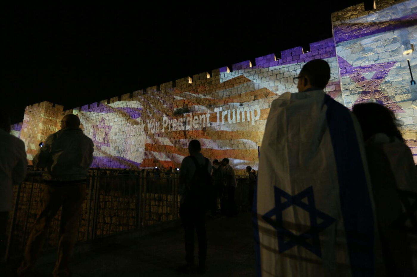 מעבר השגרירות לי-ם: חומות העיר העתיקה הוארו בדגלי ארה"ב וישראל