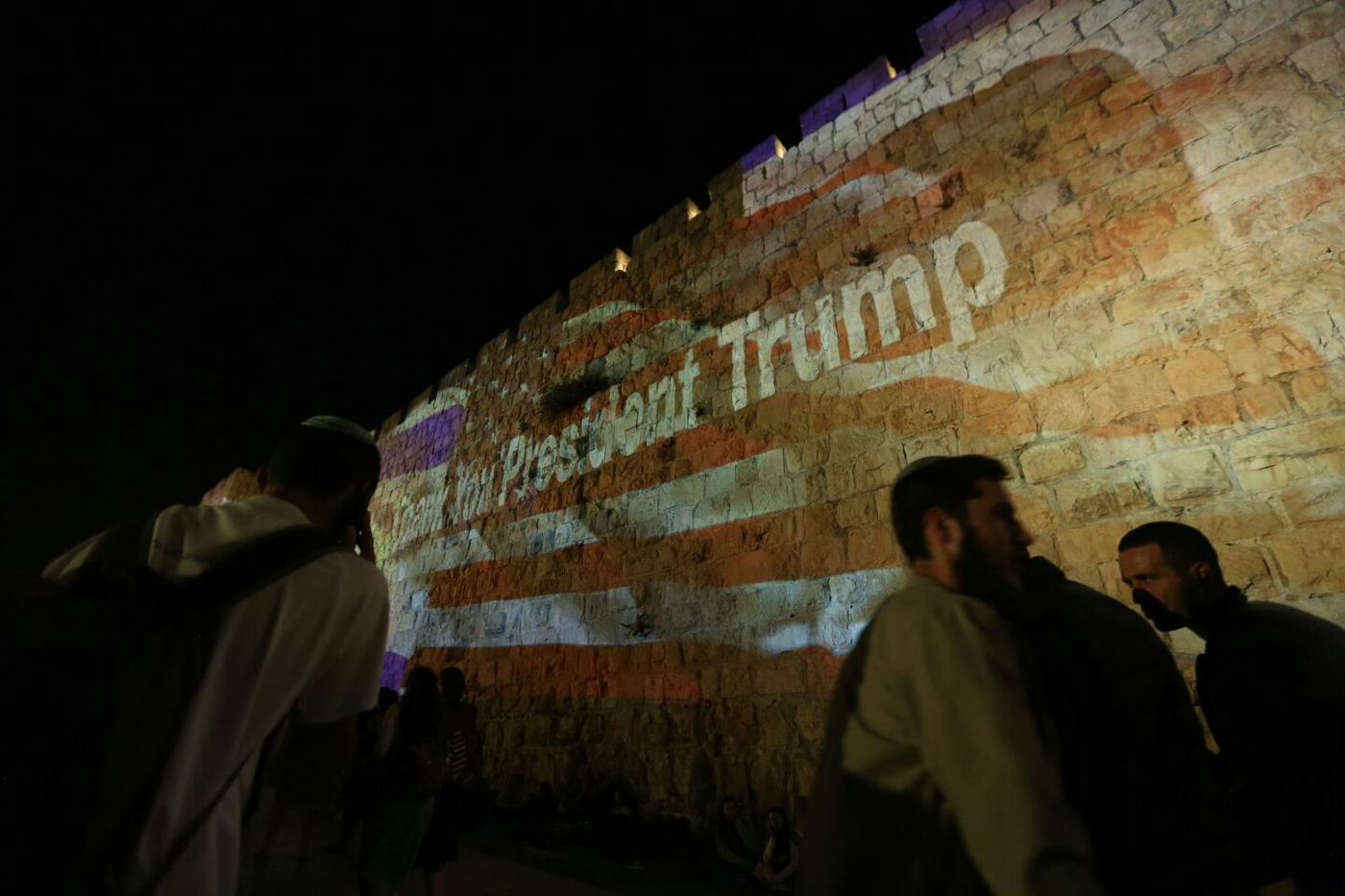 מעבר השגרירות לי-ם: חומות העיר העתיקה הוארו בדגלי ארה"ב וישראל