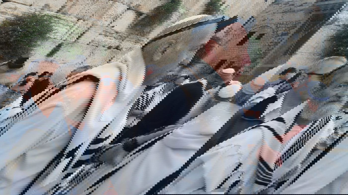 תפילה, שירה וריקוד: יום ירושלים בכותל המערבי • צפו