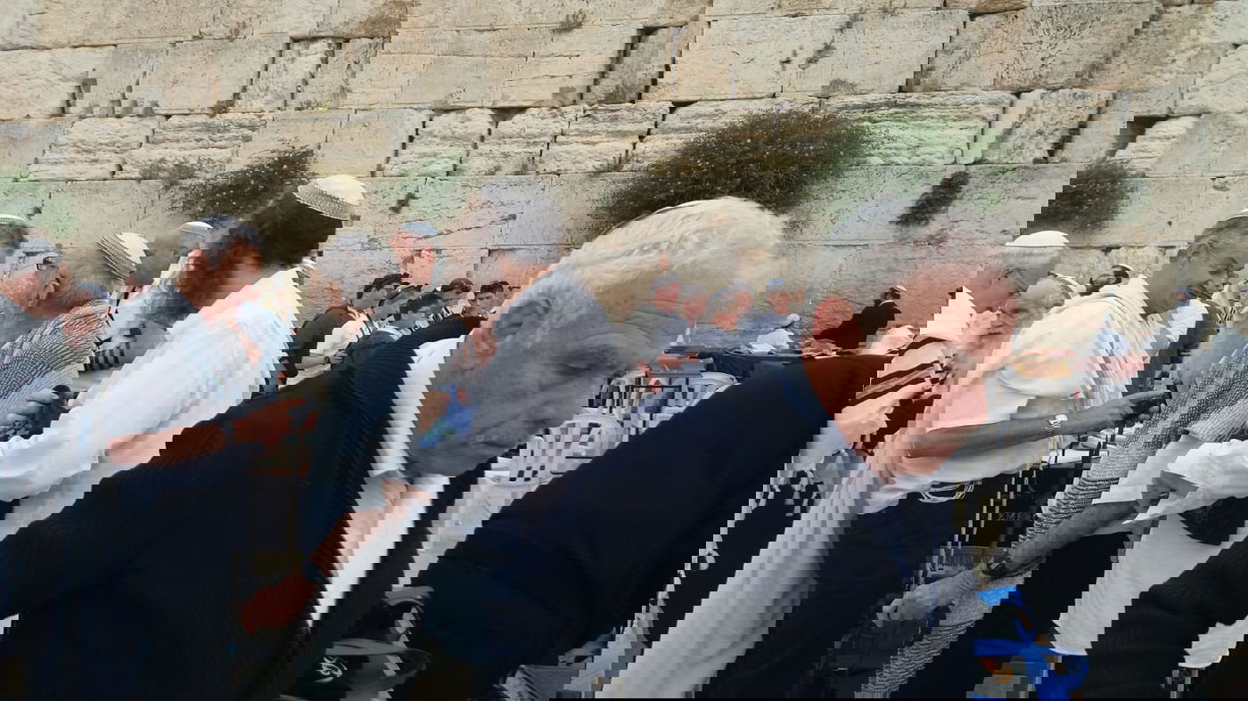 תפילה, שירה וריקוד: יום ירושלים בכותל המערבי • צפו