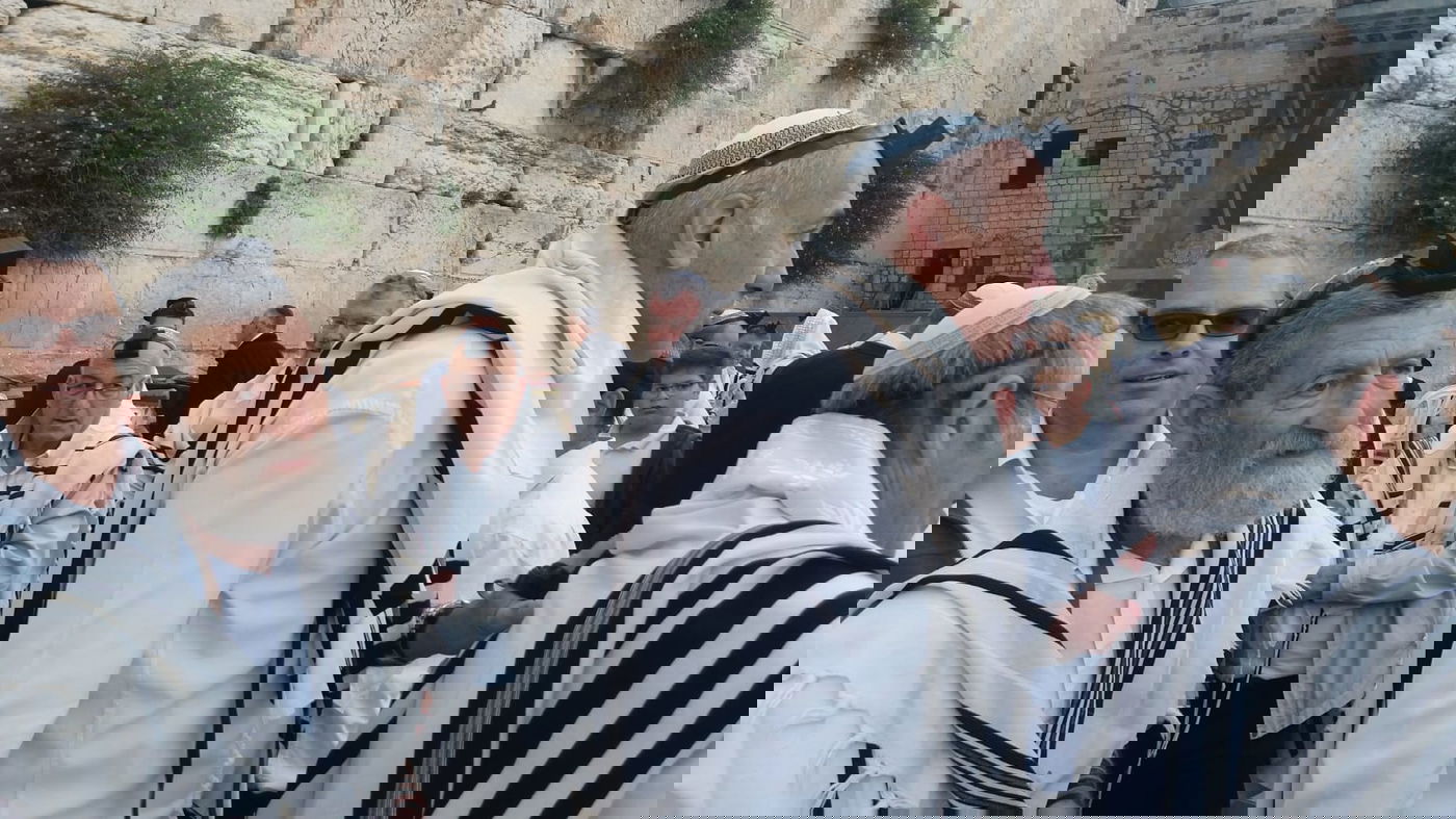 תפילה, שירה וריקוד: יום ירושלים בכותל המערבי • צפו