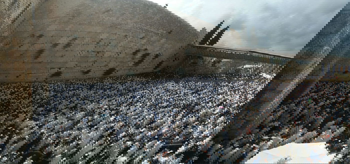 תפילה, שירה וריקוד: יום ירושלים בכותל המערבי • צפו