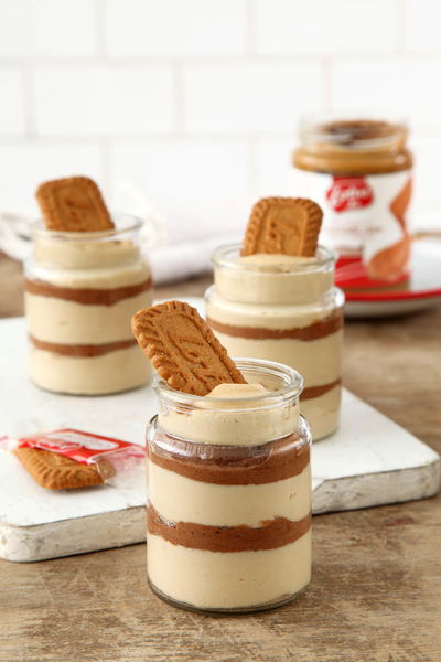 שכבות של גבינה, לוטוס ושוקולד.