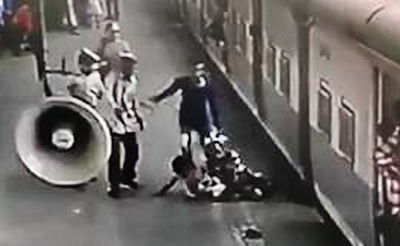 צפו: הרגע שבו שוטר הודי הציל ילדה מדריסת רכבת