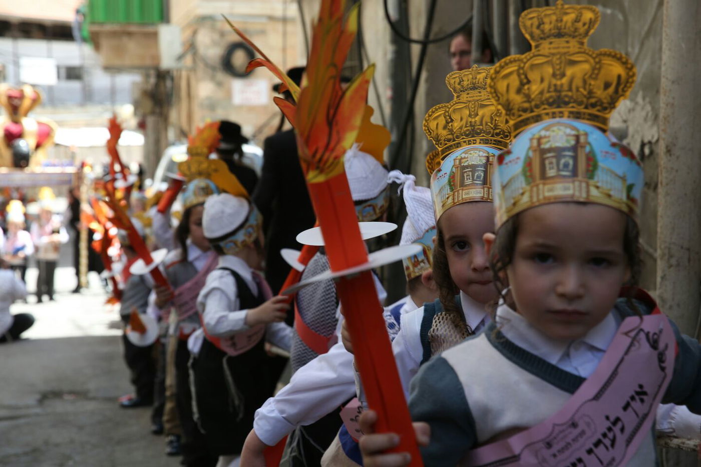 תיעוד מרגש: ילדי 'תולדות אהרן' הכניסו ספר תורה