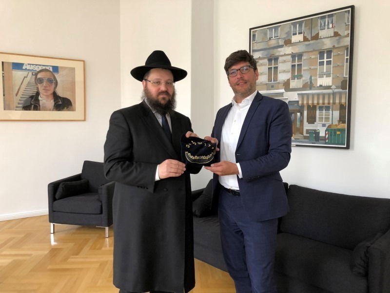 שר המשפטים מקבל את התפילין