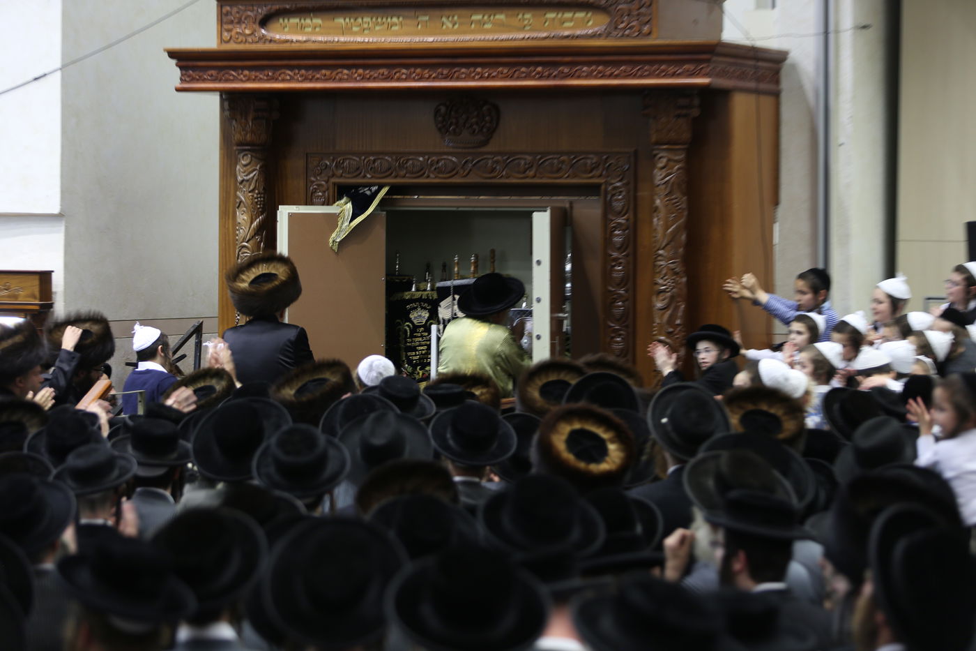 הכנסת ספר תורה בחסידות תולדות אהרון