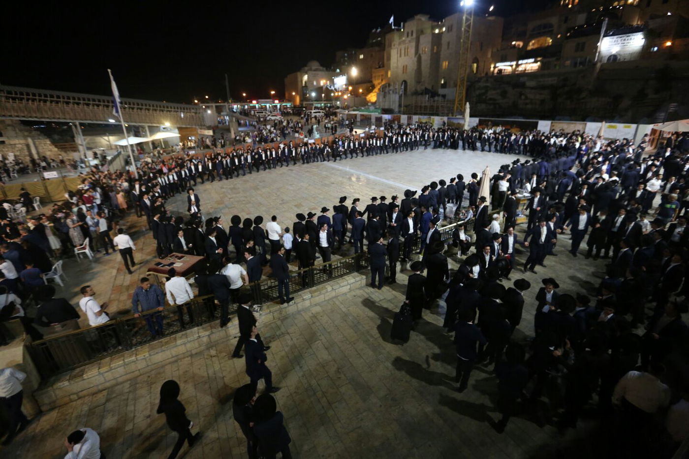 עשרות אלפים בתפילה וריקוד בכותל המערבי • תיעוד