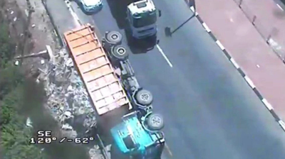 צפו ב'סמיטריילר' הענקית פונה ומתהפכת