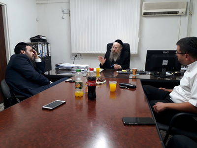 אזולאי והרב קאופמן בפגישה