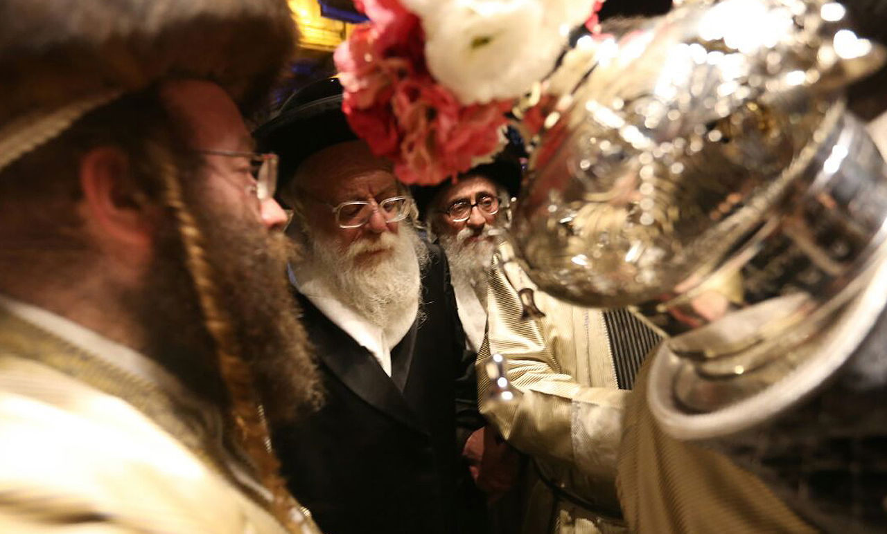 האדמו"ר מתולדות אהרן בהכנסת ספר התורה