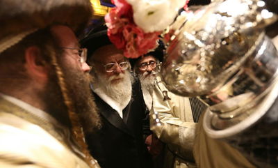 האדמו"ר מתולדות אהרן בהכנסת ספר התורה