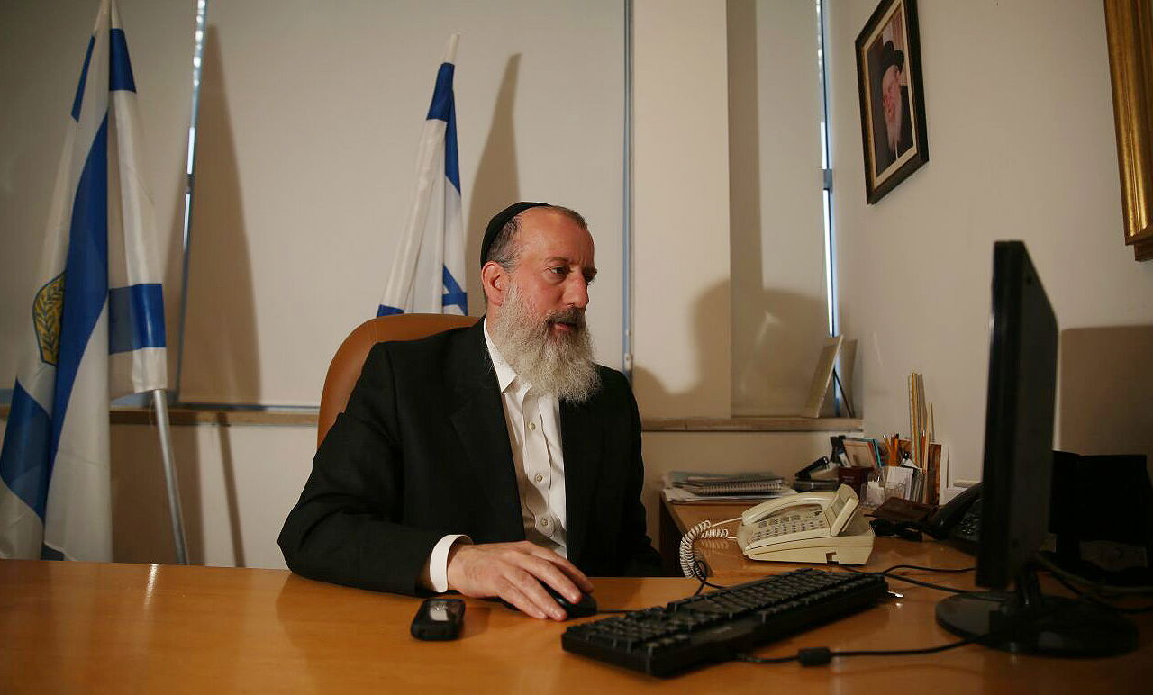 יוסי דייטש בלשכתו