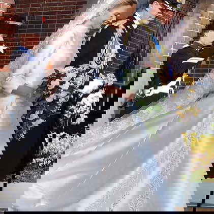 שוברת שיא ככלה המלכותית הכי צנועה שיש