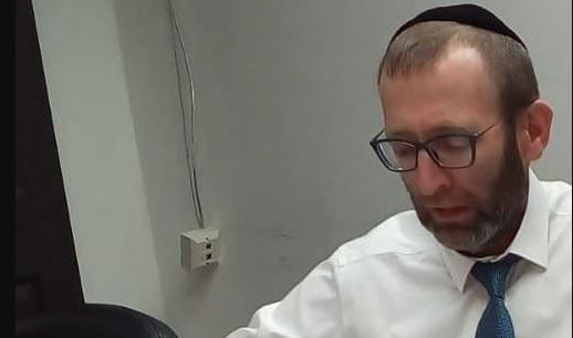 רו"ח מנחם אקרמן מלווה את ההגרלה.