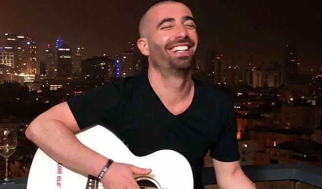 עומר אדם והמדבקה על הגיטרה