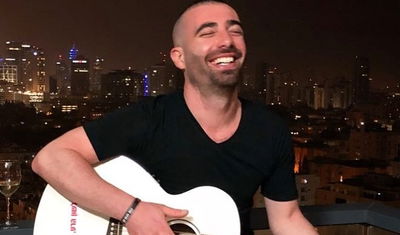 עומר אדם והמדבקה על הגיטרה