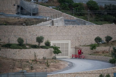 הכניסה לבונקר, אתמול