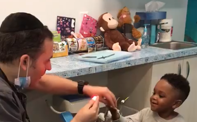 רופא השיניים החרדי המקסים - תרתי משמע