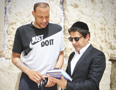 הכותל המערבי: שחקן הכדורסל ורב הסלבס בתפילה