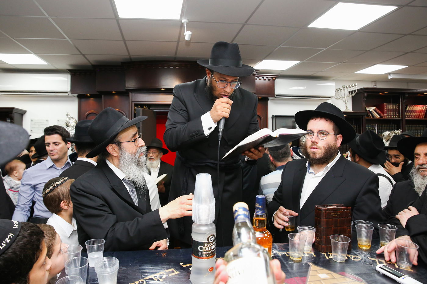 מרגש: האב כתב והכניס ספר תורה לזכר בתו