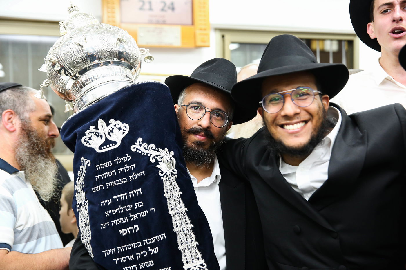 מרגש: האב כתב והכניס ספר תורה לזכר בתו