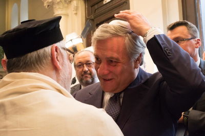 הרב אברהם גיגי לצד בכיר הפרלמנט האירופי שחבש כיפה לכבודו