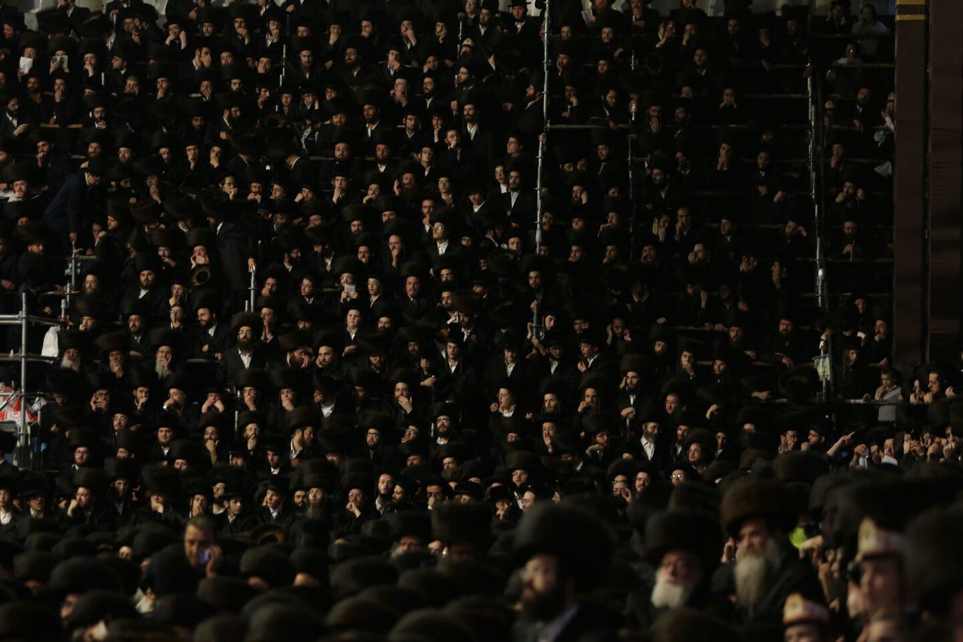 צפו: רבבות חוגגים בחתונת נכד האדמו"ר מבעלזא