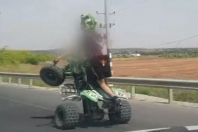 צפו: שוטרים תיעדו רוכב טרקטורון נוהג בפראות