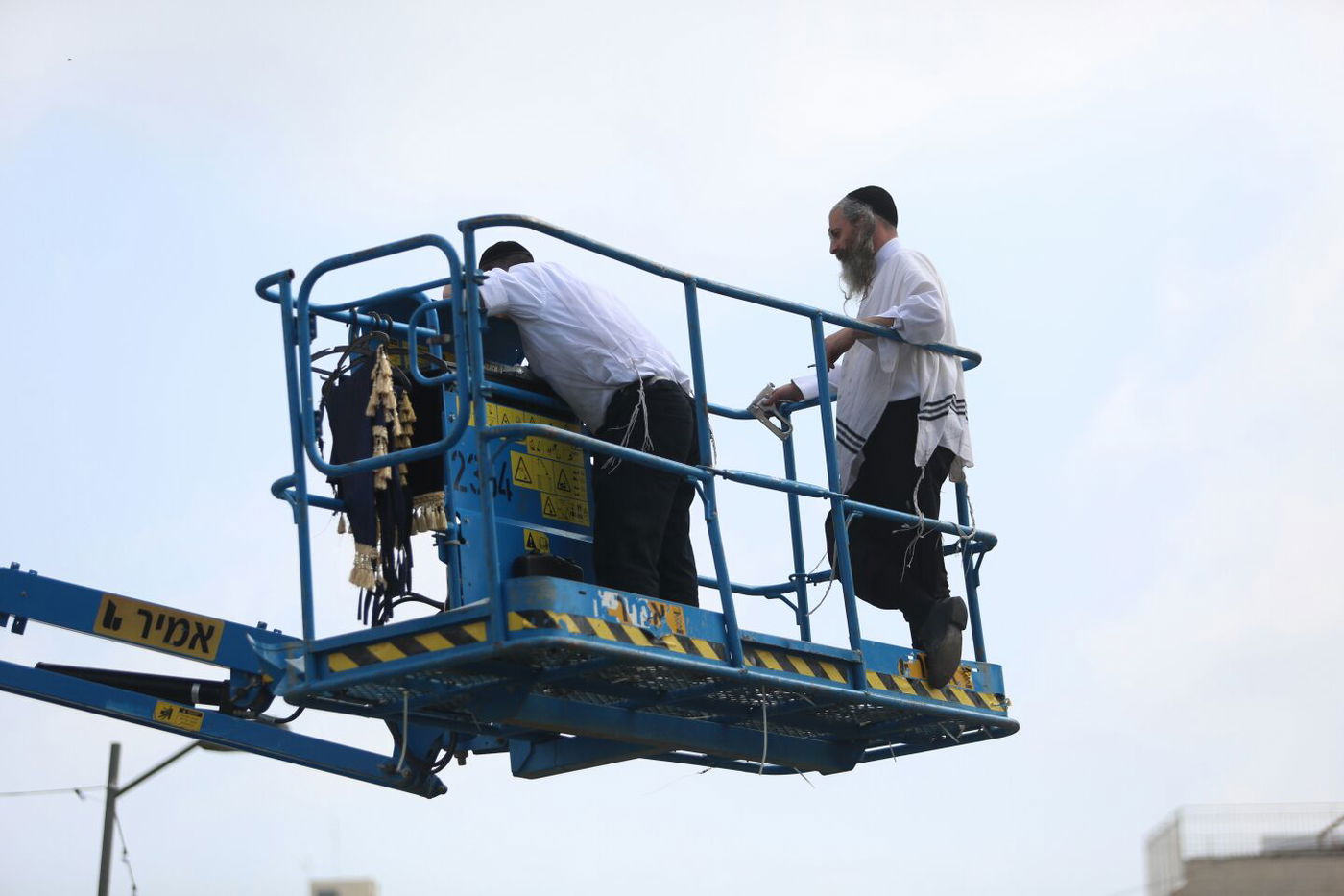 אלפי חסידים נוהרים לשמחה; כבישים נחסמו • תיעוד ראשון