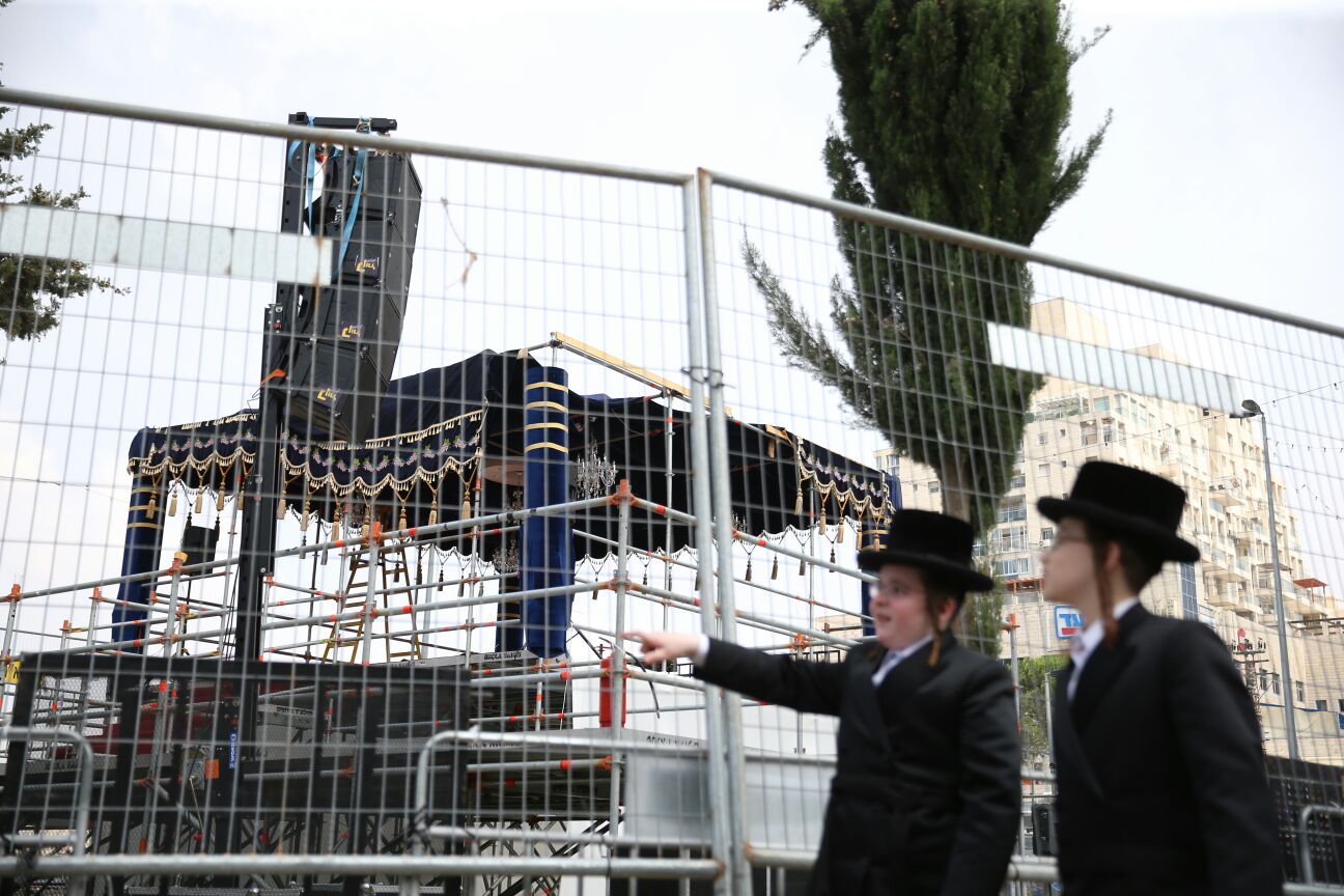 אלפי חסידים נוהרים לשמחה; כבישים נחסמו • תיעוד ראשון