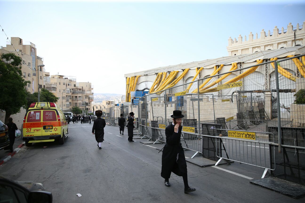 אלפי חסידים נוהרים לשמחה; כבישים נחסמו • תיעוד ראשון