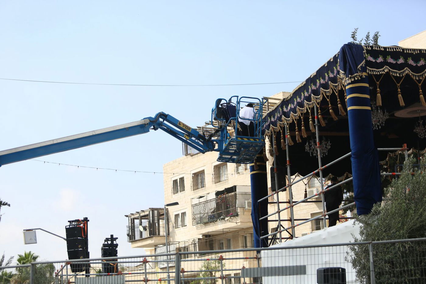 אלפי חסידים נוהרים לשמחה; כבישים נחסמו • תיעוד ראשון